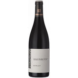 Eine Flasche Schnaitmann Simonroth Merlot trocken 2023, die sich durch ihren schwarzen Verschluss und ihr weißes Etikett auszeichnet, verkörpert den raffinierten Charakter des Merlot aus dem Remstal und unterstreicht die außergewöhnliche Handwerkskunst von Schnaitmann.