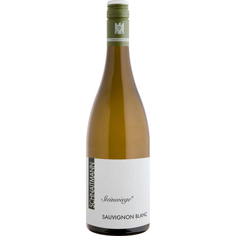 Eine Flasche Schnaitmann Sauvignon Blanc Steinwiege trocken 2024 mit grünem Verschluss und weißem Etikett wird vor einem schlichten Hintergrund präsentiert.
