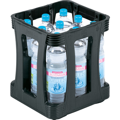 Eine schwarze Kunststoffkiste enthält neun 1-Liter-Flaschen Schönrain Quelle Naturelle Mineralwasser mit blauen Verschlüssen und weißen Etiketten.