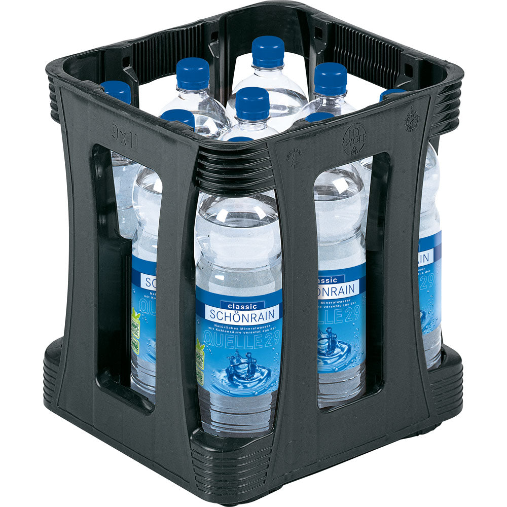 Eine schwarze Kunststoffkiste enthält neun 1-Liter-Flaschen Schönrain Quelle Classic PET (EINWEG) Mineralwasser mit blauen Verschlüssen und blauen Etiketten.