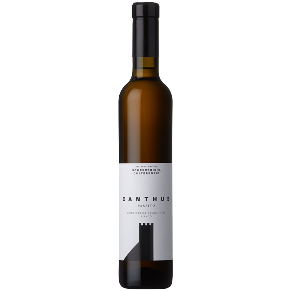 Eine Flasche Schreckbichl Colterenzio Canthus Passito Alto Adige DOC 2023 mit einem weißen Etikett, das mit der Grafik eines schwarzen Burgturms verziert ist: Dieser exquisite Dessertwein aus Südtirol – gekeltert von Schreckbichl Colterenzio – verkörpert die raffinierte Tradition des Weinbaus in dieser Region.