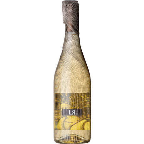 Eine Flasche Schreckbichl Colterenzio LR Riserva Alto Adige DOC 2021, ein raffinierter Weißwein, eingewickelt in ein Maschennetz und mit lebendigen Fruchtdarstellungen auf dem Etikett.