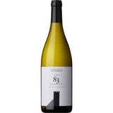 Eine Flasche Schreckbichl Colterenzio Since 83 Chardonnay Alto Adige DOC 2023, ein italienischer Weißwein mit weißem Etikett und schwarzem Verschluss von Schreckbichl Colterenzio.