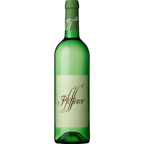 Eine grüne Schreckbichl Colterenzio Pfefferer Goldmuskateller IGT 2025 Weinflasche mit hellbeigem Etikett und grüner Kappe, die für Südtiroler Weißwein steht, ist auf weißem Hintergrund abgebildet.