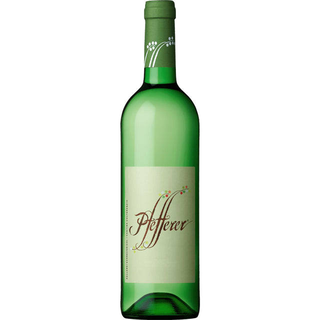 Eine grüne Schreckbichl Colterenzio Pfefferer Goldmuskateller IGT 2025 Weinflasche mit hellbeigem Etikett und grüner Kappe, die für Südtiroler Weißwein steht, ist auf weißem Hintergrund abgebildet.
