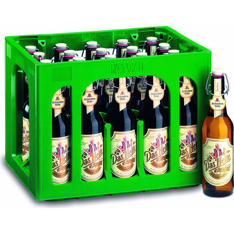 Ein grüner Kasten von Schwaben Bräu Das Helle Bügel 20x 0,5 Liter (MEHRWEG), mit einer Flasche außerhalb des Kastens, unterstreicht die authentische Stuttgarter Braukunst von Schwaben Bräu.