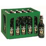 Eine Kiste Schwaben Bräu Das Schwarze Bügel 20x 0,5L (MEHRWEG) Flaschen, mit einer Flasche außerhalb der Kiste, präsentiert dieses klassische Schwaben Bräu Schwarzbier.