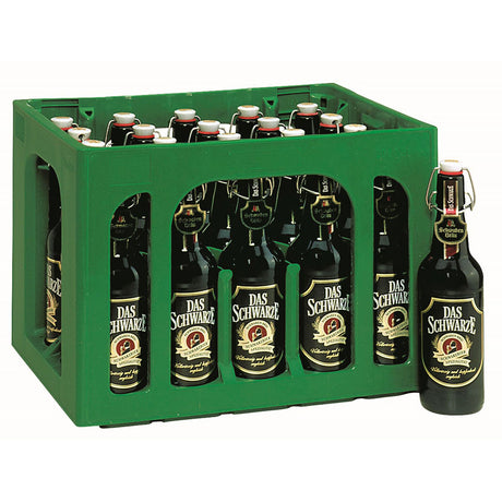 Eine Kiste Schwaben Bräu Das Schwarze Bügel 20x 0,5L (MEHRWEG) Flaschen, mit einer Flasche außerhalb der Kiste, präsentiert dieses klassische Schwaben Bräu Schwarzbier.