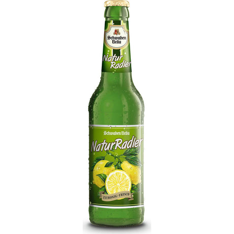 Aufrecht steht eine grüne Flasche Schwaben Bräu NaturRadler 24x 0,33 Liter (MEHRWEG) von Schwaben Bräu, auf deren Etikett Zitronen und Blätter abgebildet sind.