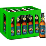 Ein grüner Kasten mit Schwaben Bräu Zwickl Kellerbier trüb Bügel 20x0,5L (MEHRWEG) Flaschen, mit einer unfiltrierten Bierflasche außerhalb des Kastens.
