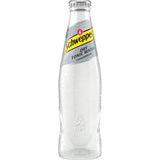 Schweppes Dry Tonic Water 24x 0,2L (MEHRWEG) wird in klaren Glasflaschen mit gelb-silbernem Etikett geliefert - ideal für Ihren nächsten Gin Tonic, dank seiner ausgewogenen Chininmischung.