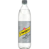 Schweppes Dry Tonic Water PET 6x 1 Liter (MEHRWEG): Klare PET-Flasche mit silbernem Etikett und gelbem Schweppes-Logo-ideal als Mixer für Gin Tonic, bietet den typischen bitteren Geschmack der Marke Schweppes.
