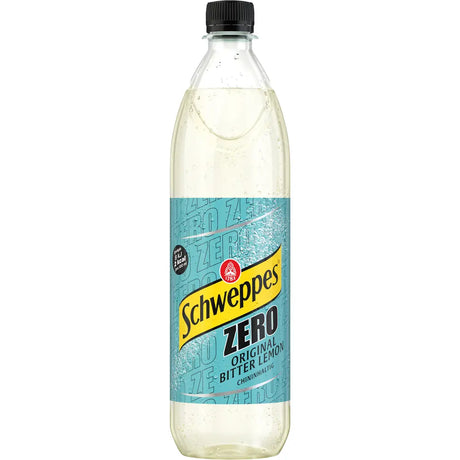 Eine Flasche Schweppes Original Bitter Lemon Zero PET 6x1L (MEHRWEG) - die zuckerfreie Bitterlimonade von Schweppes mit blauem Etikett und schwarzem Deckel, das ideale Erfrischungsgetränk.