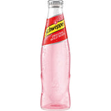 Die Klarglasflasche von Schweppes Original Wild Berry (24x0,2L MEHRWEG) hat ein leuchtendes Pink und ein auffälliges rotes Etikett.