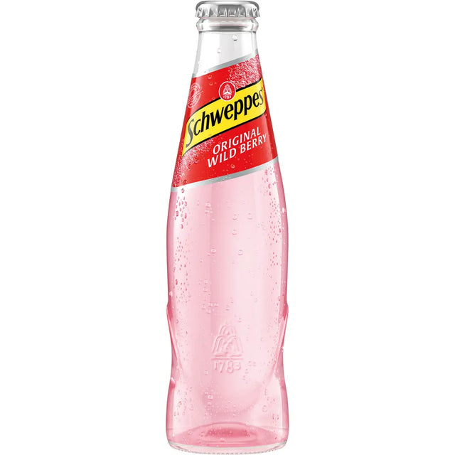 Die Klarglasflasche von Schweppes Original Wild Berry (24x0,2L MEHRWEG) hat ein leuchtendes Pink und ein auffälliges rotes Etikett.