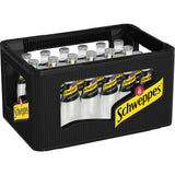 Schwarze Kiste mit 24 Glasflaschen Schweppes Soda Water (0,2 l, MEHRWEG), mit gelbem Schweppes-Branding - ideal für eine erfrischende Limonade oder einen klassischen Cocktailmixer.