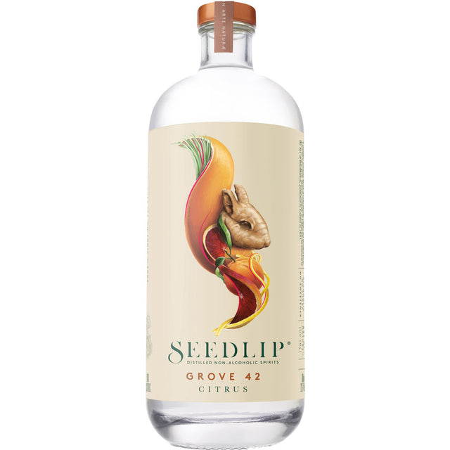 Klare Flasche Seedlip Grove 42 Alkoholfreie Spirituose 0,7 Liter von Seedlip, mit einem Etikett, auf dem Zitrusfrüchte und Ingwerwurzeln abgebildet sind.