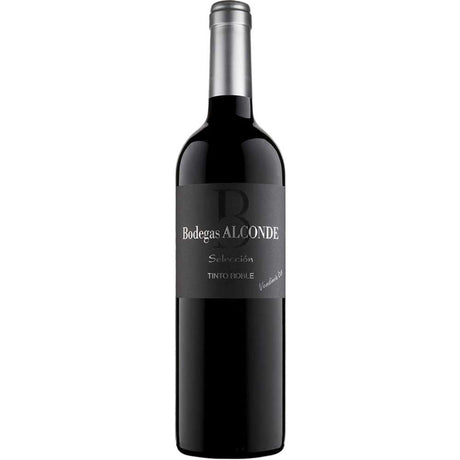 Eine Flasche Bodegas Alconde Seleccion Tinto Roble 2022 Rotwein, mit dunklem Etikett und silberner Halsfolie, hergestellt in Navarra aus alten Garnacha-Reben von Bodegas Alconde für ein ausdrucksstarkes Rotweinerlebnis.
