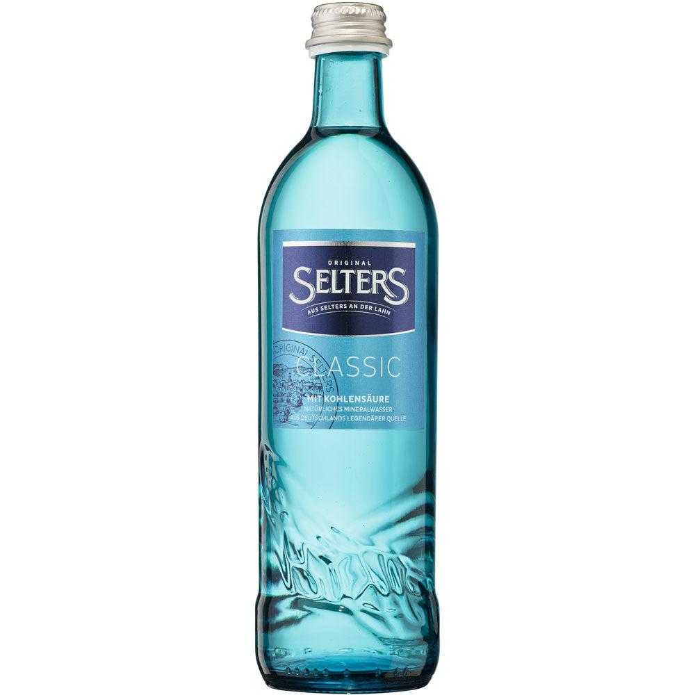 Eine blaue Glasflasche Selters Mineralwasser Gastro Classic (20x 0,5L Mehrweg) mit silbernem Verschluss und blauem Etikett - ideal als Weinbegleiter.