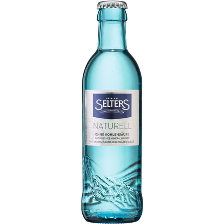 Eine blaue Glasflasche Selters Mineralwasser Gastro Naturell (0,25 l, MEHRWEG) mit silbernem Verschluss und Frontetikett.