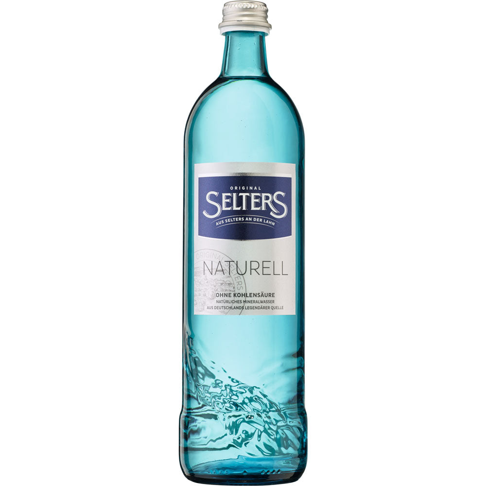 Eine blaue Selters Mineralwasser Gastro Naturell 0,75L Glasflasche mit Silberkappe und blauem Etikett - ideal als erfrischender Weinbegleiter.