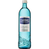 Eine blaue Selters Mineralwasser Gastro Naturell 0,75L Glasflasche mit Silberkappe und blauem Etikett - ideal als erfrischender Weinbegleiter.