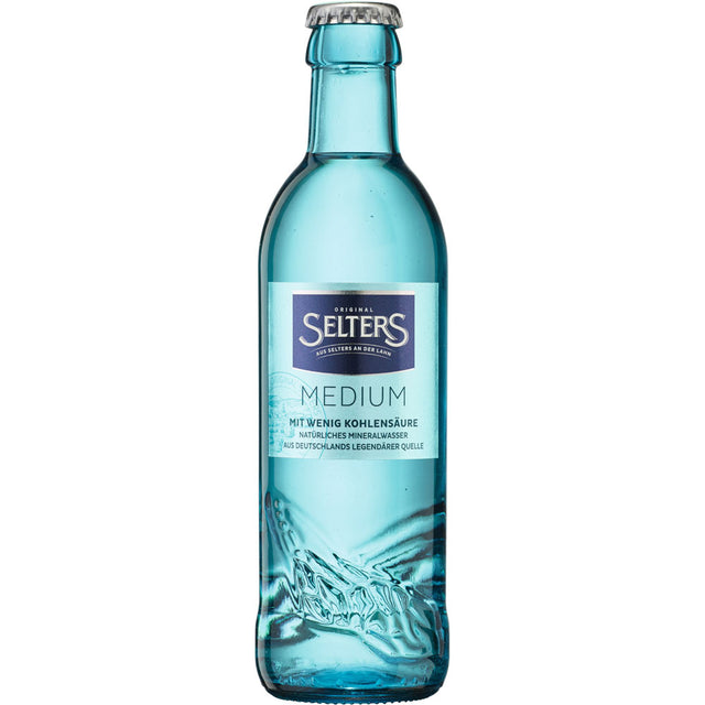 Aufrecht steht eine blaue Glasflasche Selters Mineralwasser Gastro Medium (24x0,25L, MEHRWEG) mit blauem Etikett und silbernem Verschluss - ein idealer Begleiter zum Wein.