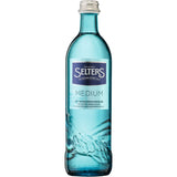 Das Selters Mineralwasser Gastro Medium 0,5L (MEHRWEG) zeichnet sich durch blau eingefärbte Flaschen mit silbernem Verschluss und "Medium"-Etikett aus - ein idealer Weinbegleiter dank des kohlensäurearmen Mineralwassers. Erhältlich in 20er-Packungen.