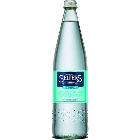 Abgebildet ist eine Selters Mineralwasser Medium N2 0,75L Glasflasche mit feinperliger Kohlensäure und einem grünlichen Etikett auf weißem Hintergrund.