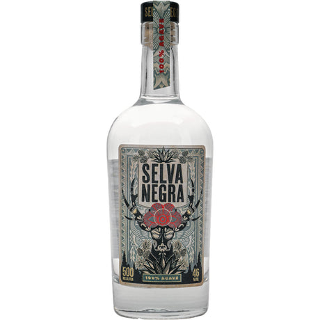 Selva Negra Agaven Spirituose 46% (0,5L) hat ein dekoratives Etikett mit einer roten Blume und einem Agavenmotiv und bietet ein unverwechselbares Erlebnis, das aus der Agave Salmiana hergestellt wird.