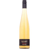 Eine 0,7-Liter-Flasche Senft Cöxchen SELEKTION (38% vol) mit schwarzem Etikett und Schraubverschluss, hergestellt von Senft - bekannt für Edelbrand Bodensee und Cox Orange Apfelbrand.