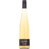 Große Flasche Senft Mirabelle SELEKTION 38% (0,7L) von Senft, mit schwarzem Etikett und Schraubverschluss, enthält hellgelben Likör aus Mirabelle Edelbrand und natürlichem Fruchtauszug.