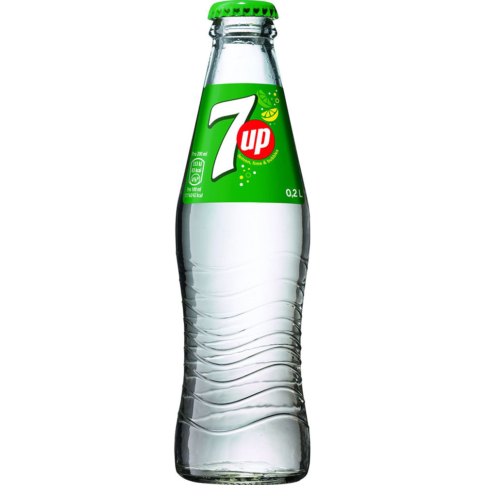 Eine Packung mit 24 wiederverwendbaren 0,2-Liter-Flaschen von Seven Up aus klarem Glas mit grünem Branding - ein erfrischendes Zitronen-Limetten-Getränk von Seven Up.