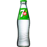 Eine Packung mit 24 wiederverwendbaren 0,2-Liter-Flaschen von Seven Up aus klarem Glas mit grünem Branding - ein erfrischendes Zitronen-Limetten-Getränk von Seven Up.