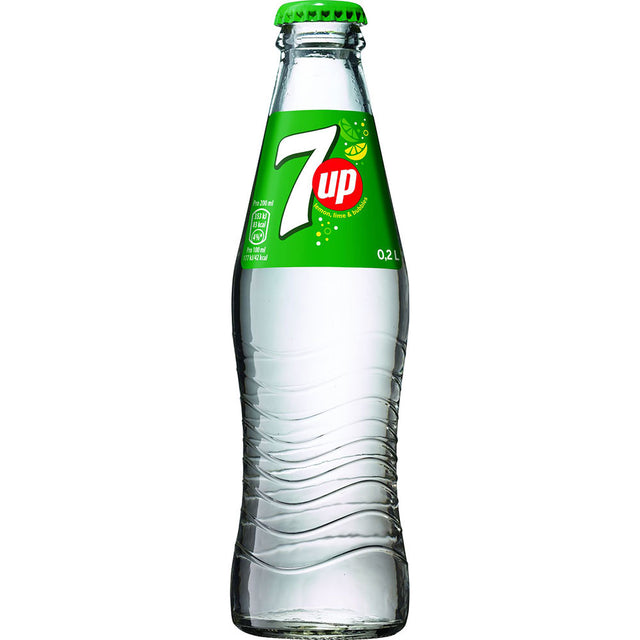Eine Packung mit 24 wiederverwendbaren 0,2-Liter-Flaschen von Seven Up aus klarem Glas mit grünem Branding - ein erfrischendes Zitronen-Limetten-Getränk von Seven Up.
