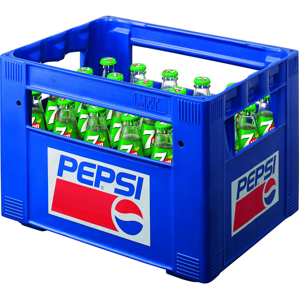 Blaue Kiste, gefüllt mit 24 grünen Glasflaschen von Seven Up, jede 0,2 l Mehrweg, ordentlich in Reihen in der Kiste angeordnet.