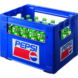 Blaue Kiste, gefüllt mit 24 grünen Glasflaschen von Seven Up, jede 0,2 l Mehrweg, ordentlich in Reihen in der Kiste angeordnet.