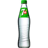 Eine Klarglasflasche Seven Up 24x 0,33 Liter (MEHRWEG) von Seven Up mit grünem Etikett und Deckel, gefüllt mit erfrischendem transparentem Erfrischungsgetränk.