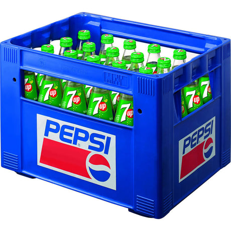 Ein blauer Pepsi-Kasten, von der Seite gesehen, enthält 24 x 0,33 l grüne Glasflaschen von Seven Up (MEHRWEG), jede mit grünem Deckel - ein ikonisches Seven Up Erfrischungsgetränk-Display.
