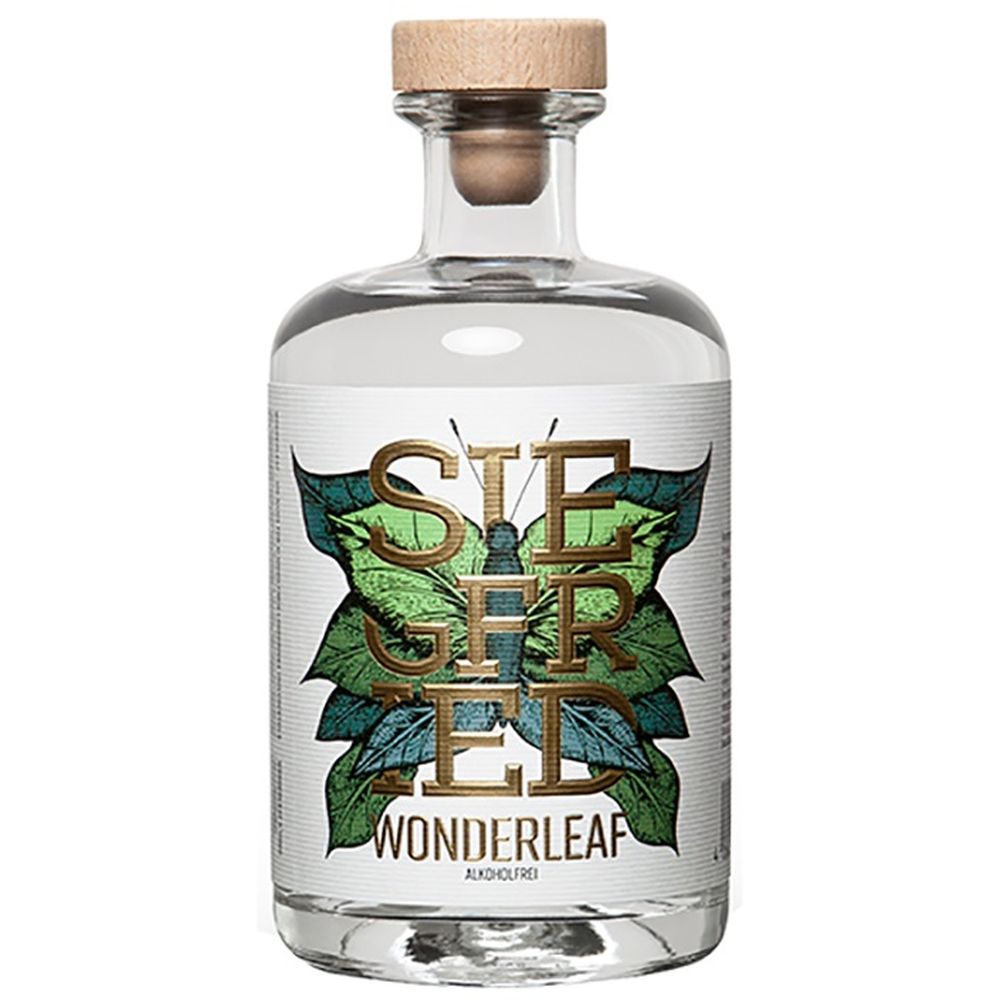 Eine durchsichtige Flasche mit der Aufschrift Siegfried Wonderleaf alkoholfrei 0,5 Liter von Rheinland Distillers, mit einem Holzdeckel und grünem Blattdesign.