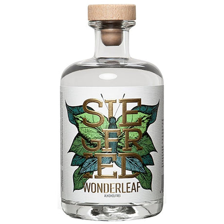 Eine durchsichtige Flasche mit der Aufschrift Siegfried Wonderleaf alkoholfrei 0,5 Liter von Rheinland Distillers, mit einem Holzdeckel und grünem Blattdesign.