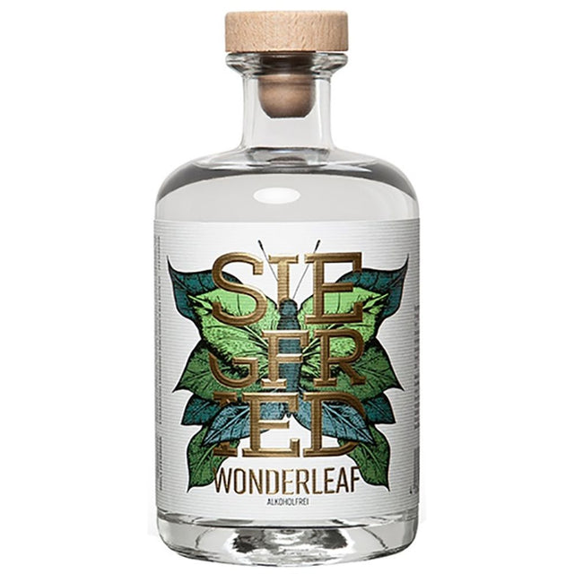 Eine durchsichtige Flasche mit der Aufschrift Siegfried Wonderleaf alkoholfrei 0,5 Liter von Rheinland Distillers, mit einem Holzdeckel und grünem Blattdesign.