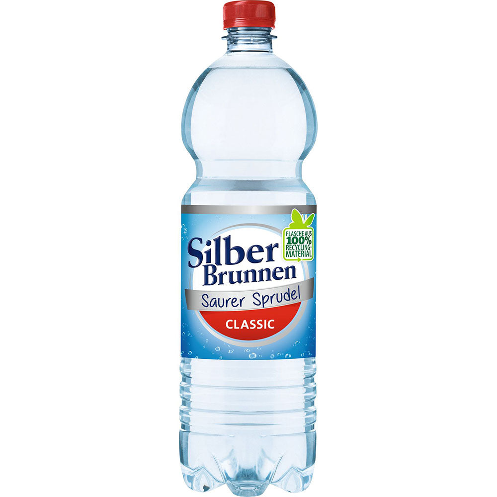 Eine 1-Liter-Flasche Silberbrunnen Classic Mineralwasser mit Kohlensäure (EINWEG) der Marke Silberbrunnen, reich an Magnesium und Calcium. Mit blauem Etikett und rotem Verschluss. Erhältlich in 9er-Packungen.