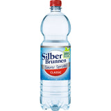 Eine 1-Liter-Flasche Silberbrunnen Classic Mineralwasser mit Kohlensäure (EINWEG) der Marke Silberbrunnen, reich an Magnesium und Calcium. Mit blauem Etikett und rotem Verschluss. Erhältlich in 9er-Packungen.