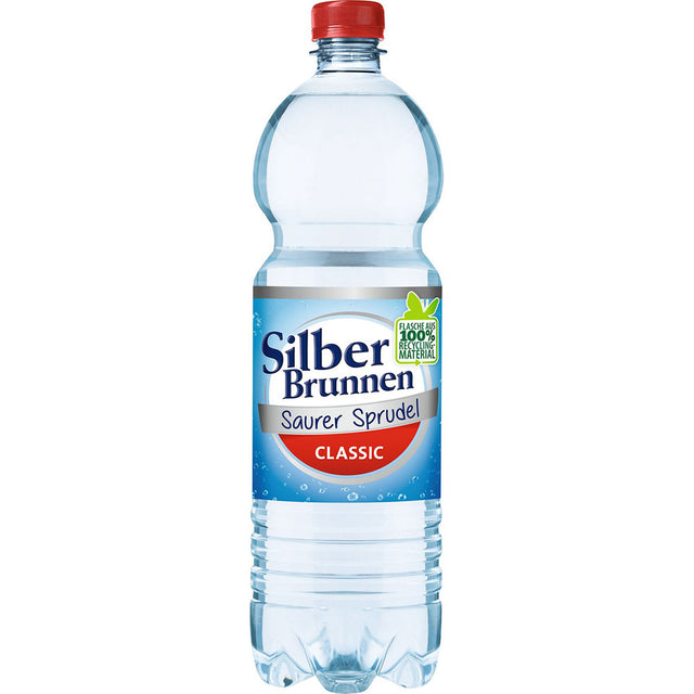 Eine 1-Liter-Flasche Silberbrunnen Classic Mineralwasser mit Kohlensäure (EINWEG) der Marke Silberbrunnen, reich an Magnesium und Calcium. Mit blauem Etikett und rotem Verschluss. Erhältlich in 9er-Packungen.