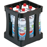 Eine schwarze Kiste mit neun 1-Liter-Flaschen Silberbrunnen Classic Sprudelwasser (EINWEG) mit rotem Verschluss, reich an Kalzium und Magnesium.