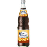 Eine Silberbrunnen Cola Mix 12x 0,7 Liter (MEHRWEG) Flasche mit einem Etikett mit leuchtenden Orangen und Eis.