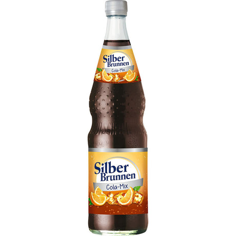 Eine Silberbrunnen Cola Mix 12x 0,7 Liter (MEHRWEG) Flasche mit einem Etikett mit leuchtenden Orangen und Eis.