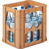 Eine braune Kiste mit 12 Flaschen Silberbrunnen Medium Mineralwasser (0,7 l Mehrweg), jeweils mit blauen Etiketten und Verschlüssen.