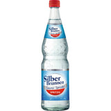 Die Klarglasflasche Silberbrunnen Spritzig 12x 0,7 Liter (MEHRWEG) ist mit einem blau-roten Etikett versehen, das das prickelnde schwäbische Mineralwasser der Marke Silberbrunnen hervorhebt.